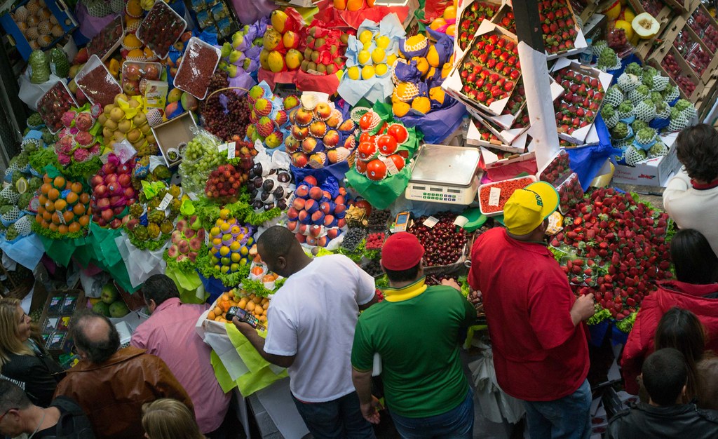 Banca de frutas no Mercado Municipal de São Paulo, com clientes