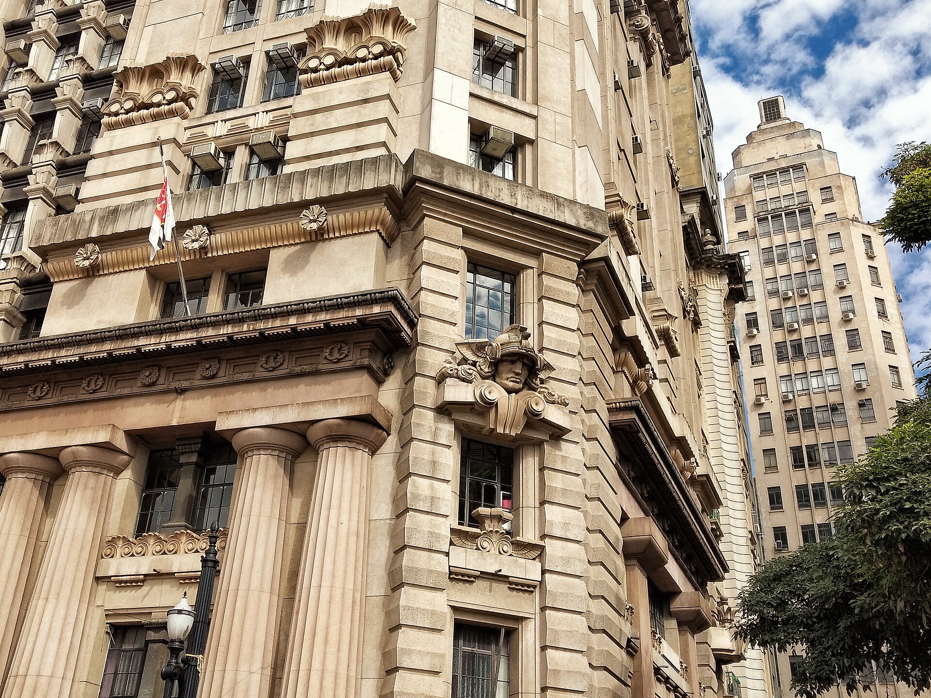 Edifício ornamentado no Centro de São Paulo visto de baixo